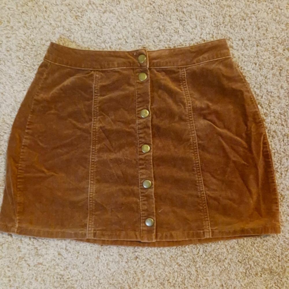 Brandy Melville golden brown button up mini-skirt. Size medium.